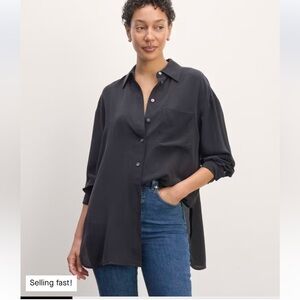 Like new! Everlane Boyfriend washable silk top in Black